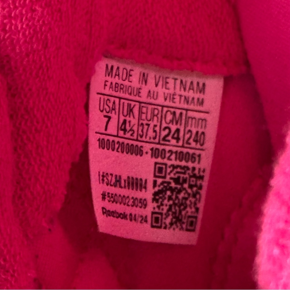 Women’s Reebok X Juicy Couture Classic Leather Sneakers - Picture 7 of 7